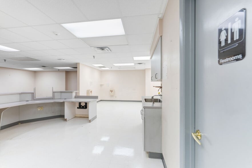 More Photos Of 420 Tamiami Trl S, Venice Medical For Sale