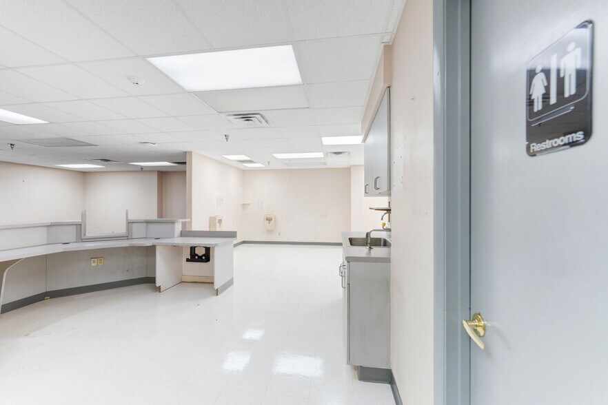 More Photos Of 420 Tamiami Trl S, Venice Medical For Sale