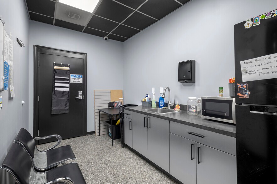 More Photos Of 411 Lafayette Ave, Bay City Fast Food For Sale