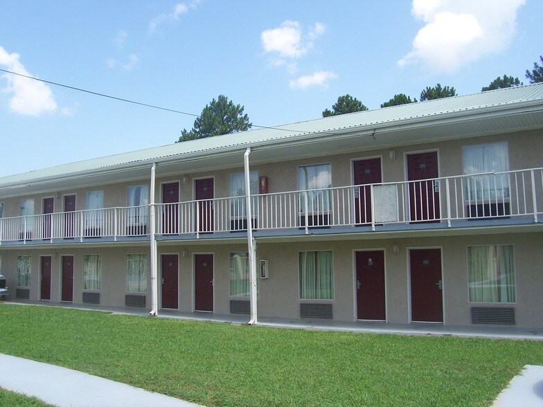 More Photos Of 241 Falcon Dr, Forest Park Hotel For Sale