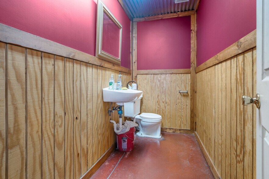 More Photos Of 606 Albert Pike Rd, Hot Springs National Park Freestanding For Sale