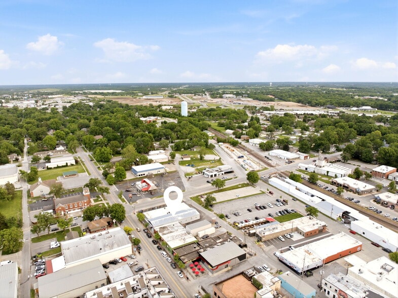 More Photos Of 326 SE Douglas St, Lees Summit Office For Sale