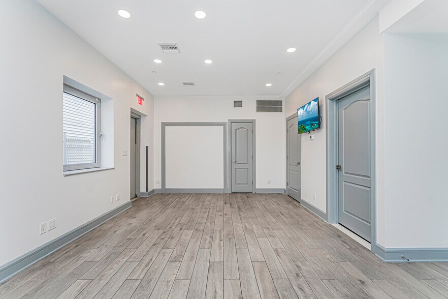 More Photos Of 271 Walker St, Staten Island General Retail For Sale