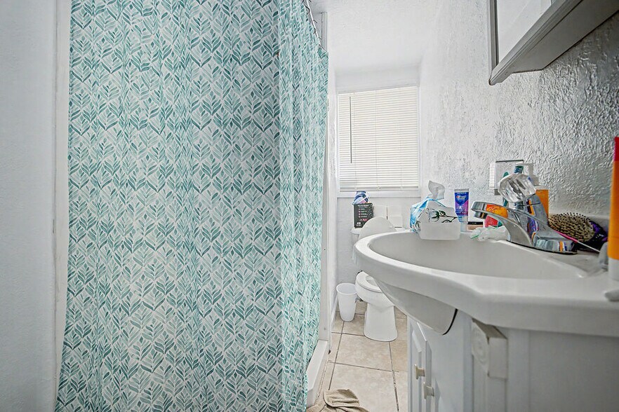 More Photos Of 630 W 6th St, Craig Apartments For Sale