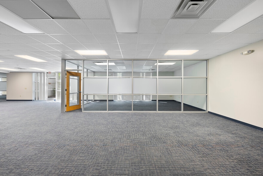 More Photos Of 3500 Gateway Centre Blvd, Morrisville Light Distribution For Lease