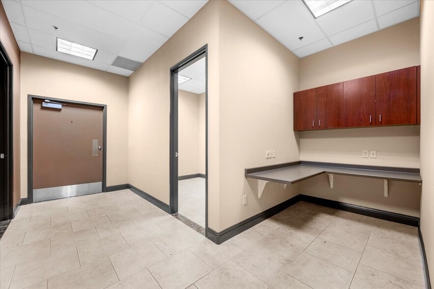 More Photos Of 7206 N Milburn Ave, Fresno Medical For Lease