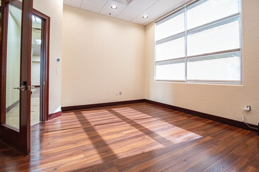 More Photos Of 8810 Commodity Cir, Orlando Showroom For Lease