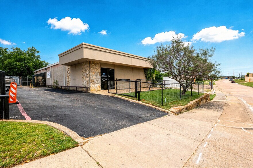 Primary Photo Of 5316 Woodway Dr, Fort Worth Office For Lease