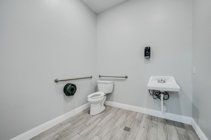 More Photos Of 2661 Walnut Hill Ln, Dallas Auto Dealership For Sale