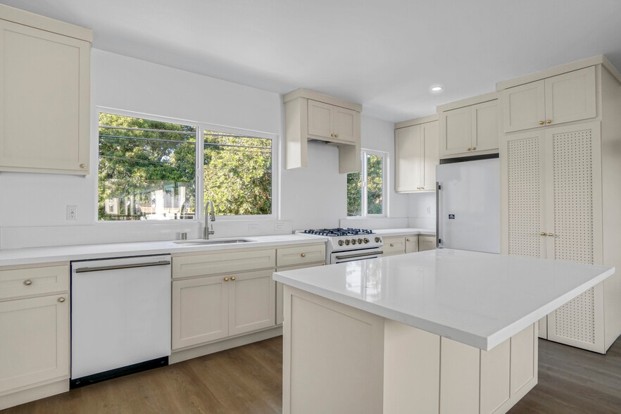 More Photos Of 559 Sunset Ave, Venice Apartments For Sale