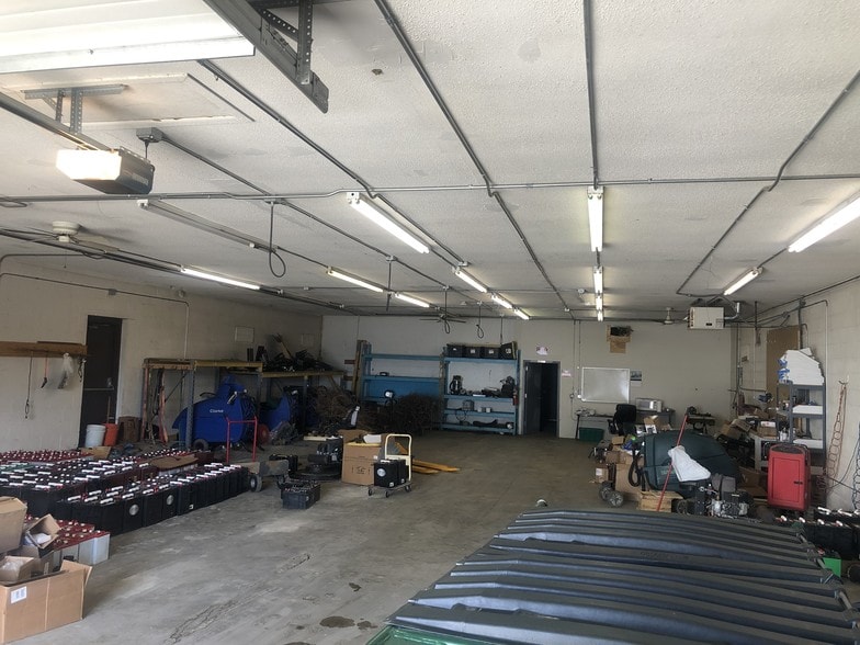More Photos Of 1525 E Army Post Rd, Des Moines Auto Repair For Lease