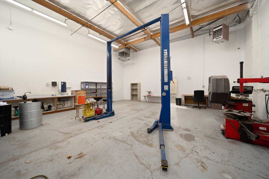 More Photos Of 647 W Avenue L 14, Lancaster Service For Lease