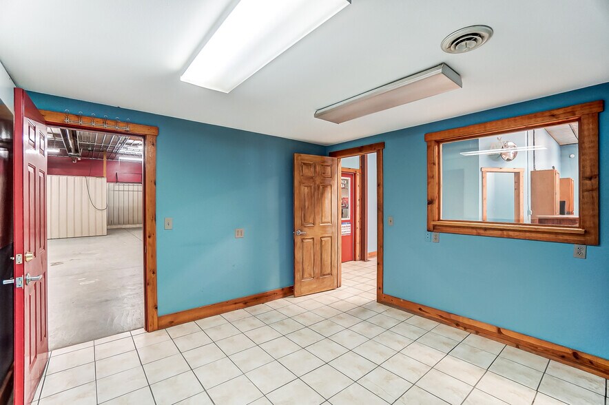 More Photos Of 20660 W Bowling Green Road, Weston Auto Repair For Lease