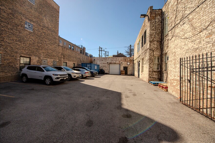 More Photos Of 1419 W Diversey Pky, Chicago Office For Sale