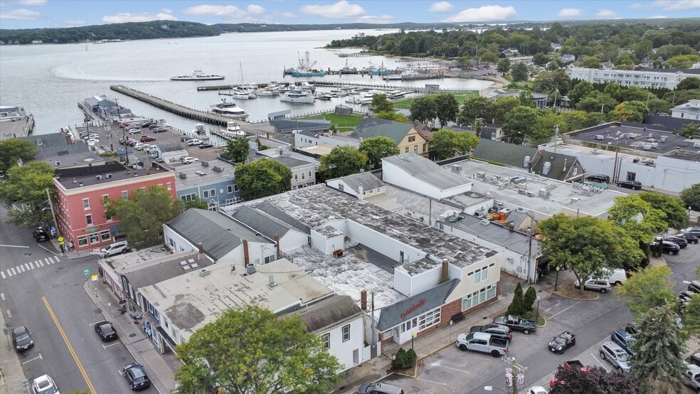 More Photos Of 14 Front St, Greenport Freestanding For Lease