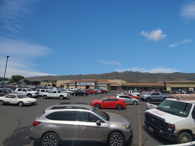 More Photos Of 330-470 Bridge St, Clarkston Unknown For Lease