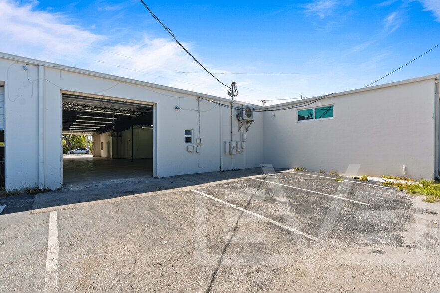 More Photos Of 3932 NE 5th Ave, Oakland Park Warehouse For Lease