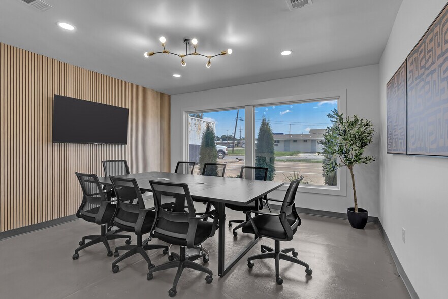 More Photos Of 836 N 1st St, Broken Arrow Coworking Space
