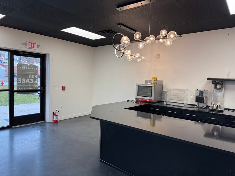 More Photos Of 109 S Bridge St, Yorkville Storefront Retail Residential For Lease