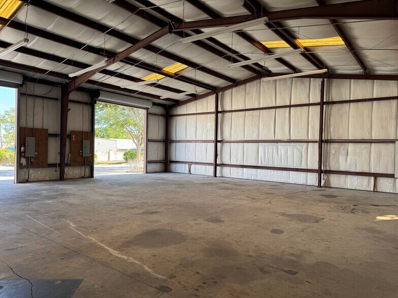 More Photos Of 110 Commercial Pl, Sebring Warehouse For Lease