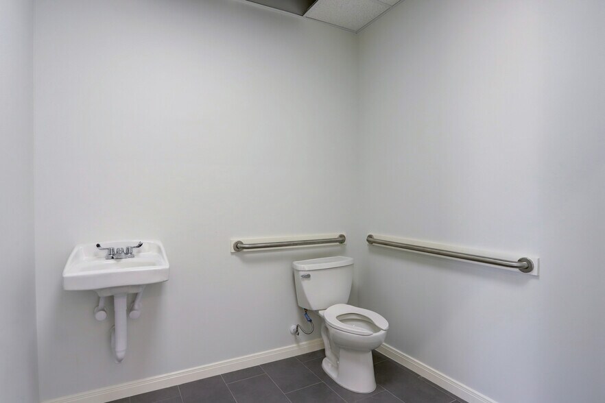 More Photos Of 9000 Parkwest Dr, Houston Light Distribution For Lease