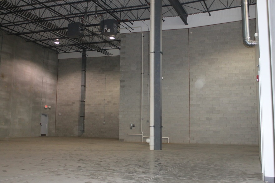 More Photos Of 340 Marshall Ave, Aurora Warehouse For Sale