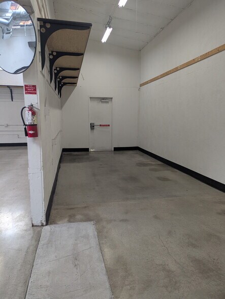 More Photos Of 530 Cypress Ave, Hermosa Beach Warehouse For Lease
