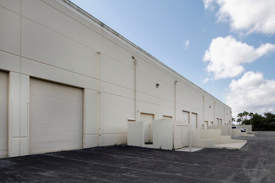 More Photos Of 6250-6270 N Hiatus Rd, Tamarac Unknown For Lease