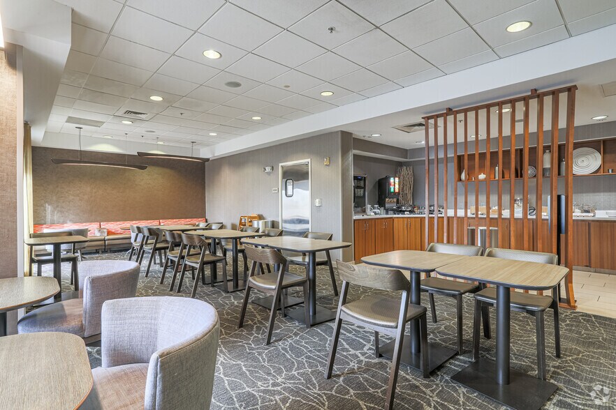 More Photos Of 450 Center Dr, Grand Rapids Hotel For Sale