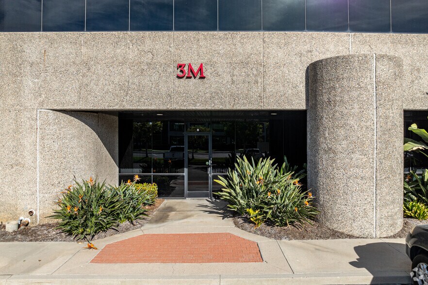 More Photos Of 1451 Edinger Ave, Tustin Showroom For Lease