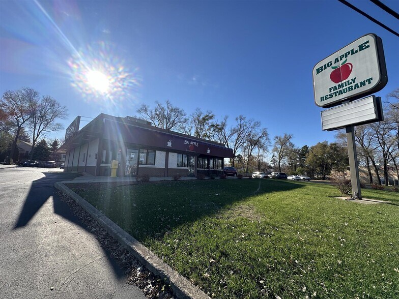 More Photos Of 1427 W Galena Ave, Freeport Restaurant For Sale