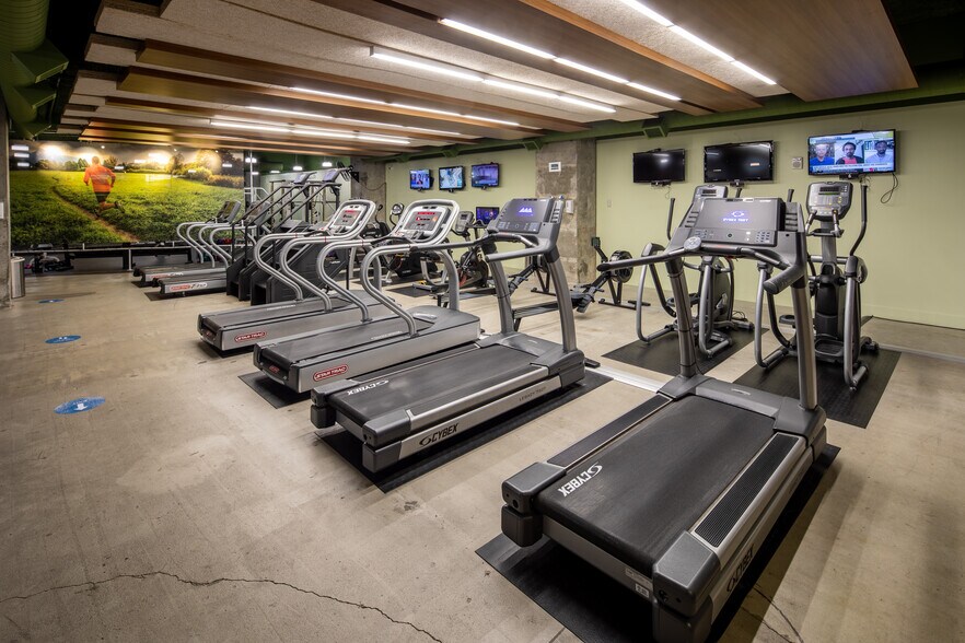 More Photos Of 2 Ravinia Dr, Atlanta Office For Lease