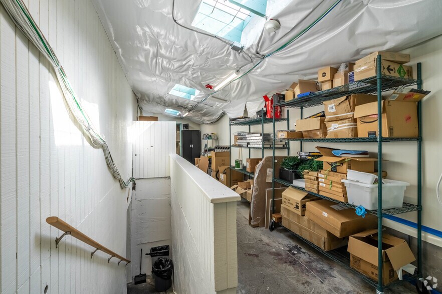 More Photos Of 5600 Roosevelt Way, Seattle Freestanding For Lease