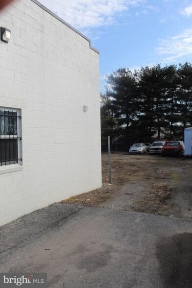 More Photos Of 706 N East St, Frederick Auto Repair For Lease