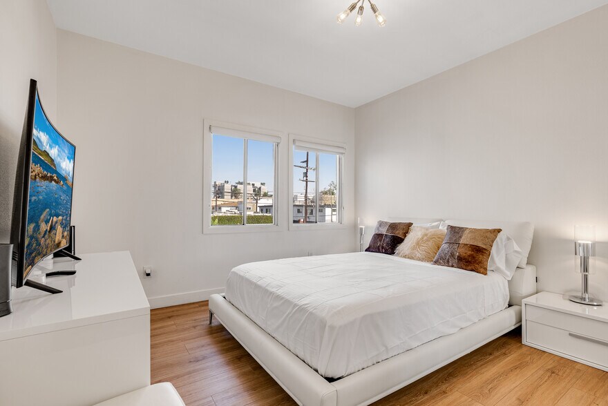 More Photos Of 6208-6212 Santa Monica Blvd, Los Angeles Loft Creative Space For Lease