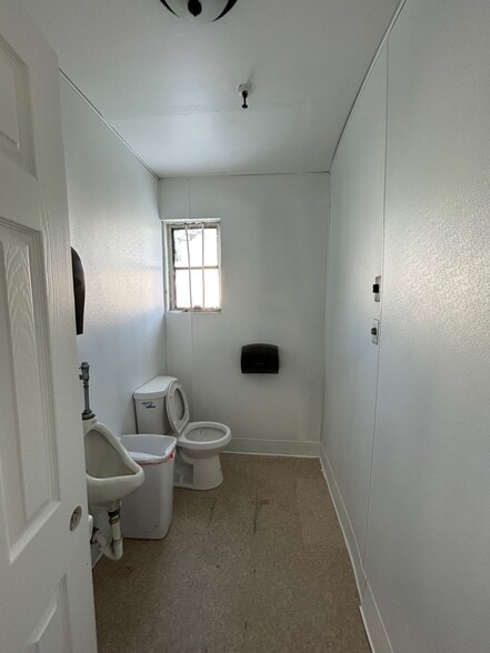 More Photos Of 151 Babylon Tpke, Roosevelt Service For Lease