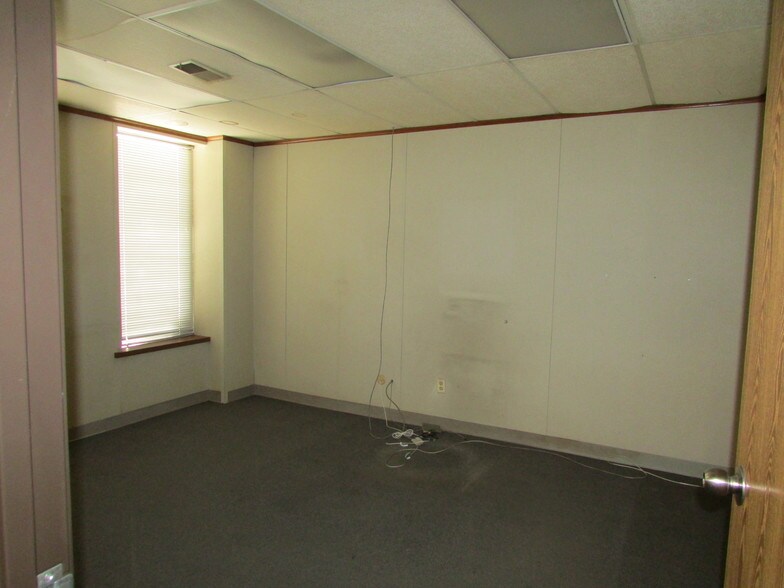 More Photos Of 14033-14055 Achyl Ave, Warren Warehouse For Sale