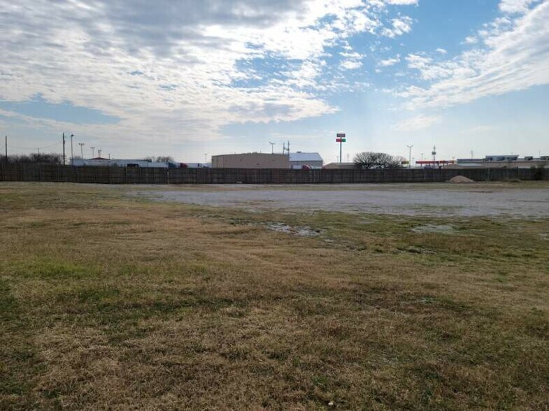 More Photos Of 8209 S US Highway 287, Rhome Land For Lease