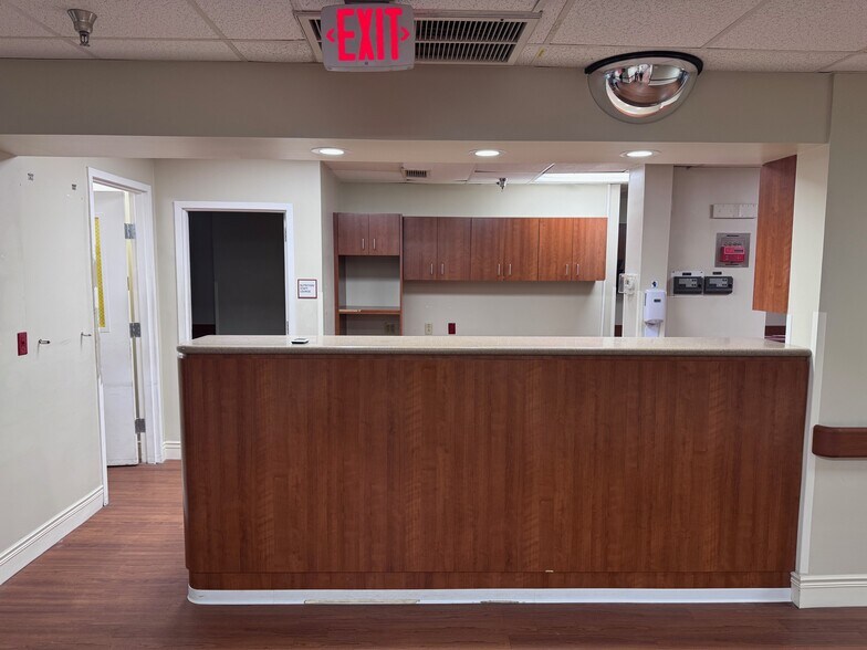 More Photos Of 4555 S Manhattan Ave, Tampa Hospital For Lease