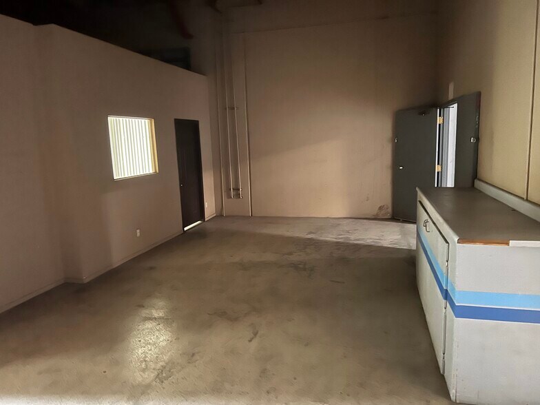 More Photos Of 570 Central Ave, Lake Elsinore Distribution For Sale