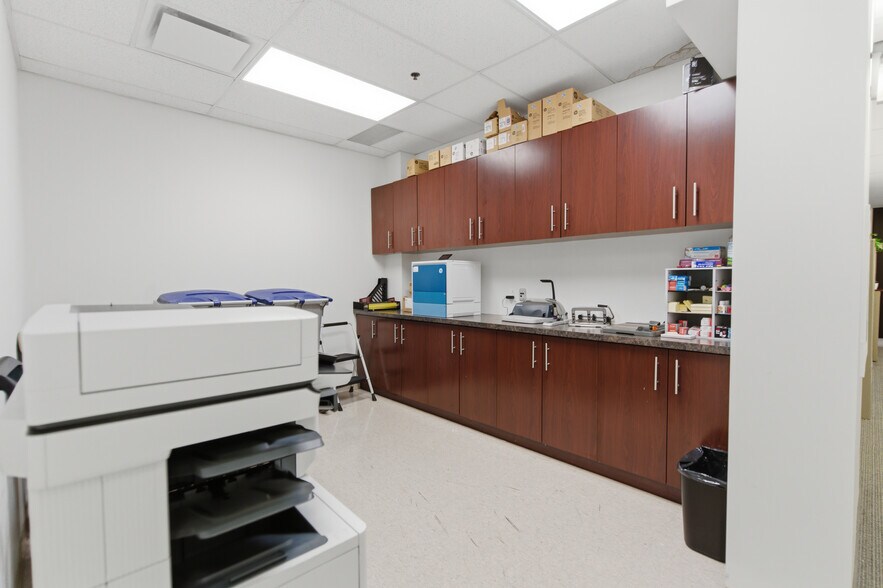 More Photos Of 17 King St E, Oshawa Storefront Retail Office For Lease