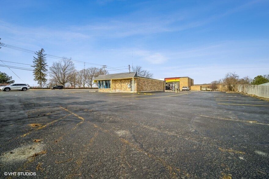 More Photos Of 1124 N Milwaukee Ave, Libertyville General Retail For Lease