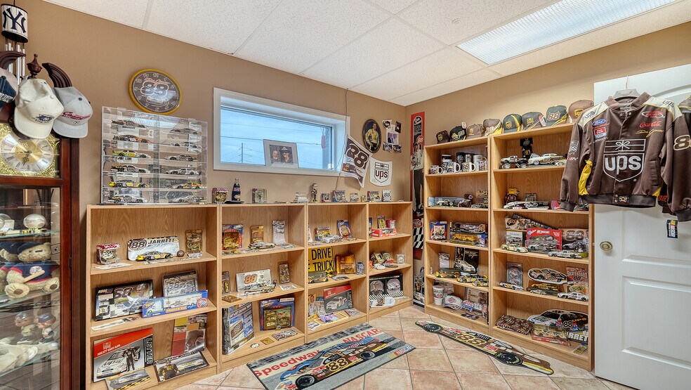 More Photos Of 2111 Whitfield Park Dr, Sarasota Showroom For Sale