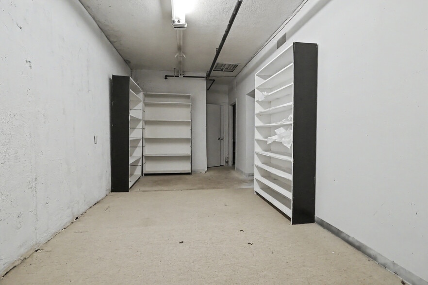 More Photos Of 312 E Main St, Grand Prairie Showroom For Lease