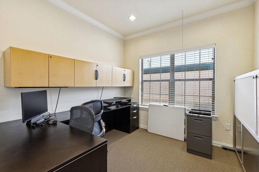 More Photos Of 6636 N Riverside Dr, Fort Worth Office For Lease
