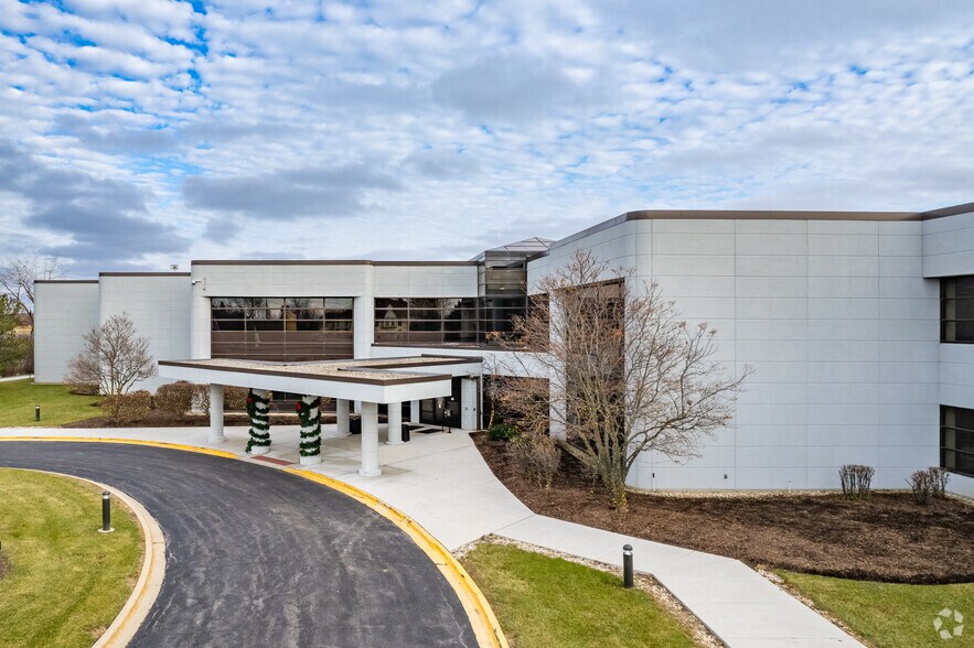 More Photos Of 2501 N Barrington Rd, Hoffman Estates Flex For Lease