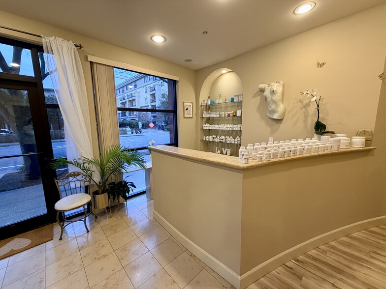 More Photos Of 1106 108th Ave NE, Bellevue Apartments For Sale