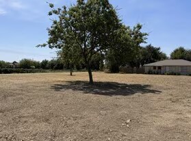More Photos Of 16300 Summit Dr, Austin Specialty For Lease