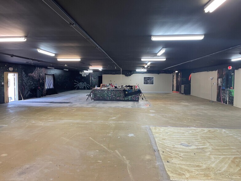 More Photos Of 211 Holiday Dr, Clarksville General Retail For Lease
