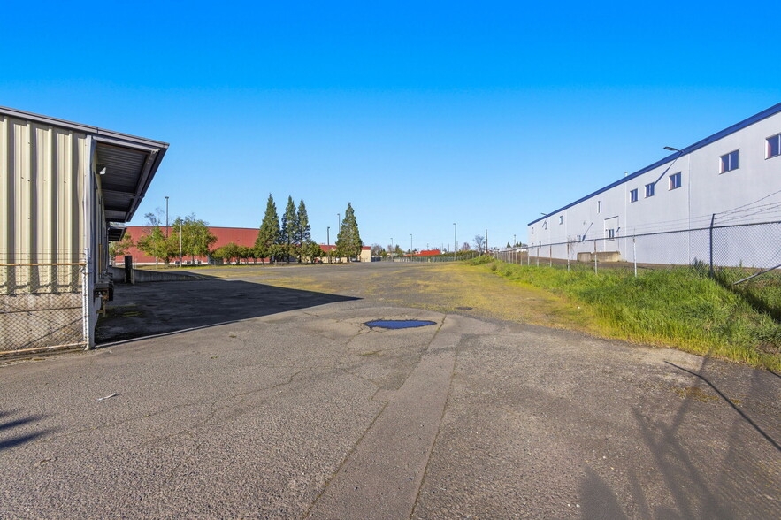 More Photos Of 3010-3012 Industrial Way NE, Salem Distribution For Lease